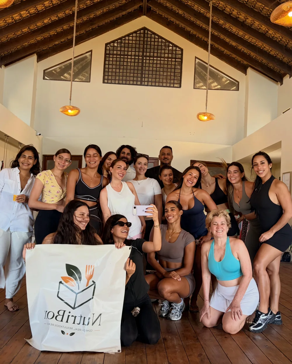 La comunidad Pilates Sunrise compartiendo después de un encuentro